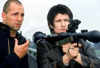 Wilde Engel – Die beiden Ganoven Mike (Christian Beuter, li.) und Elias (Denis Burgazliev) wollen den Gefangenentransport mit einer Panzerfaust in die Luft jagen...
