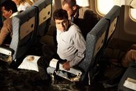 Mayday - Alarm im Cockpit – REENACTMENT: Passengers on board US Airways Flight 1549 bound for Charlotte North Carolina find themselves in the Hudson River after their plane lost power to both engines. But now they face a new danger. The cabin is quickly filling with freezing water and the plane is in danger of sinking.