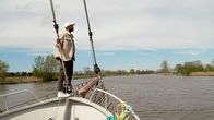 Yared kommt rum – Auf einem Segelausflug fährt Yared Dibaba über den Fluss Oste in Oberndorf.