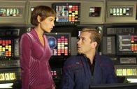 Star Trek: Enterprise – Nachdem Archer gefangen genommen wurde, versuchen T’Pol (Jolene Blalock, l.) und Trip (Connor Trinneer, r.) alles, um ihn wieder zu befreien ...