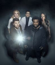 Ghosted – v.l.n.r.) Ava Lafrey (Ally Walker), Barry Shaw (Adeel Akhtar), Annie (Amber Stevens West) sowie Max Jennifer (Adam Scott, vorne l.) und Leroy Wright (Craig Robinson, vorne r.) wirklich die richtigen, wenn es darum geht im Verborgenen paranormale Ereignisse zu erforschen?
