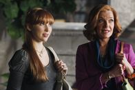 Castle – Richard ist nicht sonderlich begeistert, dass Alexis (Molly C. Quinn, l.) zusammen mit ihrer Mutter und ihrer Großmutter (Susan Sullivan, r.) einen ganzen Tag im Wellnesscenter verbringen will. Er befürchtet, dass sich die Frauen gegen ihn verschwören ...