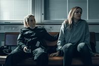 neoriginal: Arctic Circle - Der unsichtbare Tod – Nina Kautsalo (Iina Kuustonen, l.) versucht, aus ihrer Schwester Marita (Pihla Viitala) Informationen herauszubekommen.