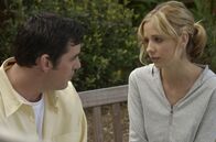 Buffy - Im Bann der Dämonen – Buffy (Sarah Michelle Gellar, r.) und Xander (Nicholas Brendon, l.) wollen Willow von ihrem Plan, Tara mit schwarzer Magie wiederzubeleben, abbringen, um eine Katastrophe zu verhindern.
