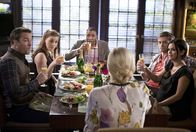 Hart of Dixie – Noch ahnt keiner, dass sich das Leben in BlueBell für alle bald ändern wird: George (Scott Porter, l.), AnnaBeth (Kaitlyn Black, 2.v.l.), Lavon (Cress Williams, 3.v.l.), Lemon (Jaime King, 3.v.r.), Wade (Wilson Bethel, 2.v.r.) und Zoe (Rachel Bilson, r.) ...