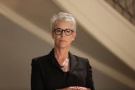 Scream Queens – Nachdem alle glauben, dass die roten Teufel entweder tot oder weggesperrt sind, öffnet Dekanin Munsch (Jamie Lee Curtis) den Campus und auch das Kappa Kappa Tau Haus wieder. Doch was geschah vorher?