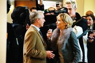 Edel & Starck – Felix (Christoph M. Ohrt, l.) wird von der Reporterin (Gundis Zambo, r.) zu den Vorfällen interviewt.