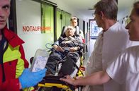 Rentnercops – Edwin (Tilo Prückner, M. mit Komparsen) wird mit Herzproblemen ins Krankenhaus eingeliefert.