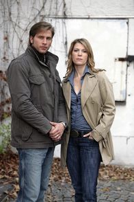 Lenßen & Partner – Für viele Menschen in Not sind Ingo Lenßen und sein Ermittler-Team (Sebastian Thiele (l.) und Katja Hansen (r.) oft die letzte Hoffnung. Denn überall dort, wo die Polizei selbst nicht aktiv wird, bringen sich die Detektive ein. Dabei kann es auch um Taten gehen, die zwar laut Gesetz noch nicht strafbar sind, die Betroffenen jedoch oft in Verzweiflung stürzen ...