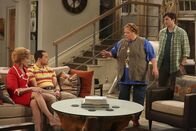 Two and a Half Men – Rose hat Charlie vier Jahre in ihrem Keller in einem Brunnenschacht festgehalten - doch nun ist er ausgebrochen. Evelyn (Holland Taylor, l.), Alan (Jon Cryer, 2.v.l.), Walden (Ashton Kutcher, r.) und Berta (Conchata Ferrell, 2.v.r.) fürchten dessen Rache ...