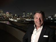 Verrückt nach Meer – Schlagerstar Patrick Lindner, als Gastkünstler an Bord der Grand Lady von Montreal bis Halifax, posiert nachts vor der Skyline von Montreal.