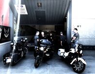 Der Geiger – Karl Geiger (l.) talking to bikers.