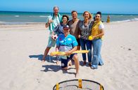 Tietjen campt - der Roadtrip – Sommer, Sonne, Ostsee – die Promis lassen es sich beim Strandausflug auf Rügen gutgehen. (v. l. n. r.: Pascal Hens, Isabel Varell, Axel Schulz, Leo Reisinger, Bettina Tietjen, Ariana Baborie)