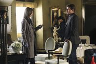 Castle – In der Wohnung der ermordeten Hellseherin sind Beckett (Stana Katic, l.) und Castle (Nathan Fillion, r.) auf der Suche nach Hinweisen.