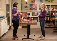 B Positive – Gabby (Kether Donohue, l.); Gina Dabrowski (Annaleigh Ashford, r.)