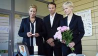 In aller Freundschaft – Da Roland Heilmann die Beisetzung seiner Frau Pia nur im engsten Familienkreis möchte, nehmen Sarah Marquardt (Alexa Maria Surholt, li.) Dr. Martin Stein (Bernhard Bettermann, mi.) und Dr. Kathrin Globisch (Andrea Kathrin Loewig, re.) in Pias Physiotherapie Abschied von ihrer liebe Freundin.
