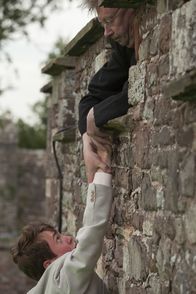 Father Brown – Jago Pryde (Angus Imrie, l.) wird von Father Brown (Mark Williams, r.) in letzter Sekunde festgehalten.