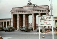 Das war die DDR – Erste Absperrungsmaßnahmen am Brandenburger Tor, 14. August 1961: Wasserwerfer blockieren die Durchfahrt.