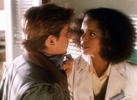 Diagnose: Mord – Jesse (Charlie Schlatter, l.) sucht Rat bei Amanda (Victoria Rowell, r.). Sie hat jedoch im Moment für seinen Liebeskummer kein offenes Ohr.