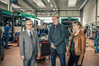 SOKO München – Arthur Bauer (Gerd Silberbauer, M.) und Resi Schwaiger (Mersiha Husagic, r.) befragen Uwe Balzer (Roland Frey, l.).