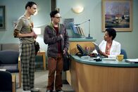 The Big Bang Theory – Das Leben von Leonard (Johnny Galecki, M.) und Sheldon (Jim Parsons, l.) ändert sich schlagartig, als plötzlich die attraktive Penny auftaucht.