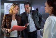 Die Rosenheim-Cops – Die Kommissare Winter (Vanessa Eckart, l.) und Aubinger (Thomas Birnstiel, M.) sind gespannt, ob die Untersuchungsergebnisse von Pathologin Sandra Mai (Sina Wilke, r.) sie auf eine neue Spur bringt.