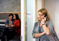 Rote Rosen – ARD ROTE ROSEN FOLGE 1304 Uhr im ERSTEN. Regina (Christine Wilhelmi, r.) bekommt mit, wie Clemens (Falk-Willy Wild, l.) und Susann (Elisabeth Lanz, M.) öffentlich als Paar auftreten.