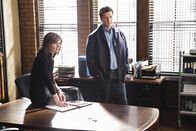 Castle – Damian Wilder, der berühmte Hersteller von Pflegeprodukten für den Mann, wird ermordet aufgefunden und die Spuren am Tatort deuten in zwei Richtungen. Richard Castle (Nathan Fillion, r.) und Kate Beckett (Stana Katic, l.) beginnen mit den Ermittlungen ...