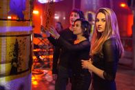 Die Bestimmung - Divergent – Tris (Shailene Woodley, r.), Christina (Zoë Kravitz, M.) und Peter (Miles Teller, l.) sind Rekruten der Fraktion der furchtlosen Ferox und müssen zahlreiche Prüfungen bestehen. Sie müssen das Kämpfen und mit ihren eigenen Ängsten umgehen lernen, bevor sie offizielle Mitglieder der Gruppe sein können. Schaffen sie das nicht, gelten sie als fraktionslos und werden aus der Gesellschaft ausgestoßen ...
