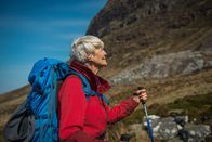 Edie – Edie (Sheila Hancook) ist dabei, den Suilven zu erklimmen. Optimistisch schaut sie zum Gipfel des Berges hinauf.