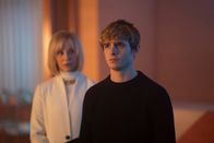 Alex Rider – Mrs. Rothman (Sofia Helin) offenbart Alex (Otto Farrant) die Wahrheit über seinen Vater. Doch kann er ihr vertrauen?