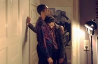 All You Need – Liebe kann wehtun: Vince (Benito Bause, li.) tröstet seinen Mitbewohner Levo (Arash Marandi, re.).