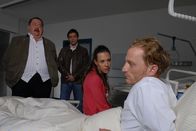 Die Rosenheim-Cops – v.l.) stehen Sigi Retzer Martin Rother) und Janina vor einem Rätsel.