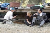 Monk – Monk (Tony Shalhoub, re.) und Natalie (Traylor Howard) geraten in eine brenzlige Situation, als sie Monks Halbbruder Jack (Steve Zahn, li.) helfen, dessen Unschuld zu beweisen.