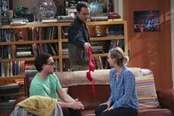 The Big Bang Theory – L-R: Leonard Hofstadter (Johnny Galecki), Sheldon Cooper (Jim Parsons), Penny (Kaley Cuoco-Sweeting).