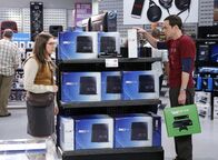 The Big Bang Theory – Amy (Mayim Bialik, l.) kann es nicht fassen, dass sich Sheldon (Jim Parsons, r.) nicht zwischen zwei Spielsystemen entscheiden kann ...