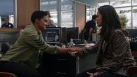 The Rookie – Detective Angela Lopez (Alyssa Diaz, r.) entschuldigt sich bei Detective Nyla Harper (Mekia Cox, l.) für ihr Fehlverhalten und gesteht dabei, dass sie von Angst erfüllt ist.