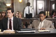 Castle – Anwalt Nick Keller (Jeremy Glazer, l.) vertritt den wegen Mordes angeklagten Otis Williams (Ray Stoney, r.) vor Gericht.