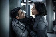 Counterpart – Kaspar (Adeel Akhtar, l.); Emily (Olivia Williams, r.)