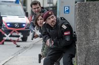 SOKO Kitzbühel – Jakob Seeböck (Lukas Roither), Julia Cencig (Nina Pokorny), Peter Buchta (Einsatzleiter).