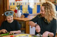 Zu Tisch ... – Rosa und ihr Neffe Guillermo bei den Vorbereitungen für den Potaje de Vigilia, den traditionellen Fasteneintopf