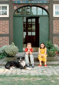 Die Kinder vom Alstertal – ARD/NDR DIE KINDER VOM ALSTERTAL, Folge 17 - Kiki blickt durch Uhr vom NDR Ersten. Tobias (Tim Küchler) und Kiki (Thuy-Anh Cao).