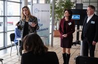 In aller Freundschaft – Sarah Marquardt (Alexa Maria Surholt, li.) versucht, die Gäste von Dr. Roland Heilmanns (Thomas Rühmann, re.) Symposium zu beruhigen. Sarah hat gerade eine Gefahrenmeldung bekommen. In der Sachsenklinik ist ein verurteilter Straftäter flüchtig. Mi.: Prof. Dr. Karin Patzelt (Marijam Agischewa)