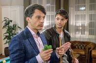 Sturm der Liebe – In einem Gespräch mit Joshua (Julian Schneider, r.) wird Robert (Lorenzo Patané, l.) klar, wie weit er inzwischen von Eva entfernt ist.