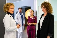 Bettys Diagnose – Dr. Helena von Arnstett (Claudia Hiersche, l.), Dr. Paul Eckart (Florian Frowein, 2.v.l.), Ava Edemir (Rona Özkan, 2.v.r.) und Carmen Bruhns (Franziska Schlattner, r.)