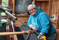 GEO Reportage – Rebecca Hutton ist Weberin von Harris Tweed. Wie alle Weber arbeitet sie freiberuflich. Kunden kontaktieren sie vor allem für exklusive Muster.