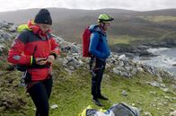 Irischer Kompass – Fiona McGinley und Ian Miller: Klettersportler auf Brandungspfeilern vor derKüste Donegals