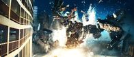 Transformers - Die Rache – Die bösen Transformer, die Decepticons, wollen eine Weltuntergangsmaschine aus der Versenkung holen, während die guten, unter der Führung der so genannten Primes, alles versuchen, um dies zu verhindern. Glücklicherweise steht ihnen ein junger, mutiger Student zur Seite ...