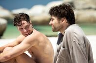 Moffie – Nicholas (Kai Luke Brummer, li.) verliebt sich in Dylan Stassen (Ryan de Villiers), der - wie er - ein Wehrpflichtiger ist.