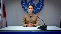 Der Beschützer – Vor dem Internationalen Seegerichtshof in Hamburg: Kronzeugin Fiona Weibel (Marlene Tanczik) soll aussagen.